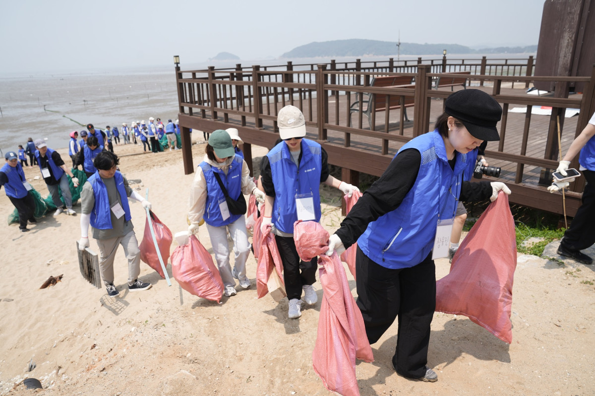 ▲암 경험자와 올림푸스한국 임직원, 대한암협회 관계자 등이 함께 걸으며 쓰레기를 줍는 ‘고잉 온 워크’를 하고 있다. (사진제공=올림푸스한국)