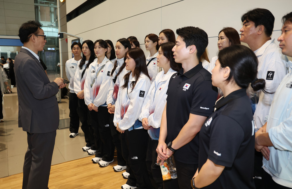 ▲아시안게임 배구 여자 국가대표 선수들이 13일 인천 영종도 인천국제공항 제2여객터미널에서 출국을 준비하고 있다. (연합뉴스)