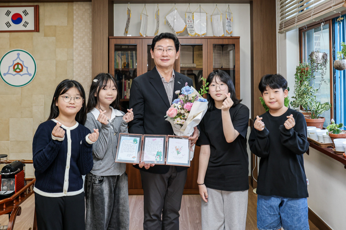 ▲이상일 용인특례시장이 16일 서원초 학생 대표들에게 꽃다발과 감사편지, ‘과학실 뚝딱 완성상’을 받은 뒤 학생들과 함께하고 있다. 새 과학실을 이용하게 된 학생들은 직접 쓴 편지에 고마움과 앞으로의 꿈을 담았다. (용인특례시)