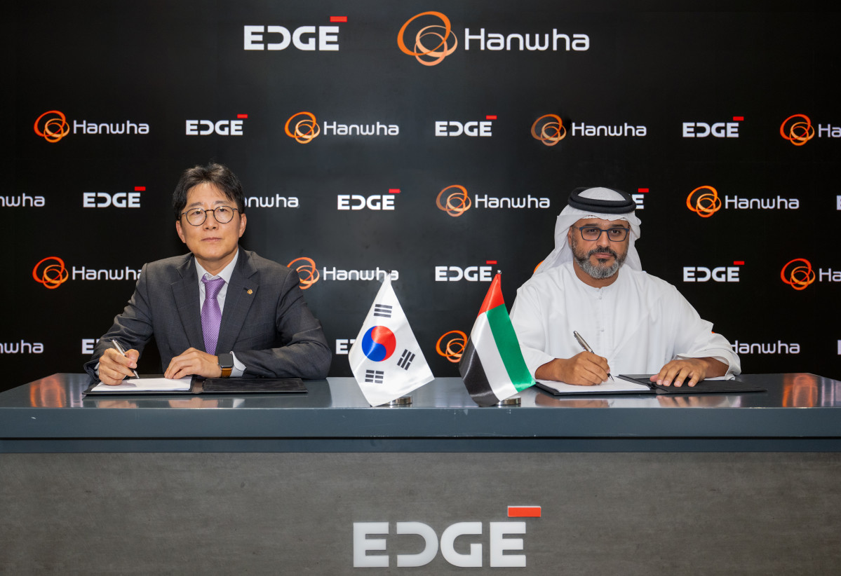 ▲한화와 UAE 국영 최대 방산기업 에지(EDGE) 그룹이 15일(현지시간) 통합대공망 구축사업에 대한 주요조건합의서를 체결했다. 양기원 한화시스템 대표(왼쪽)와 하마드 알 마라르(Hamad Al Marar) 에지 그룹 최고경영자(CEO). (사진제공=한화시스템)