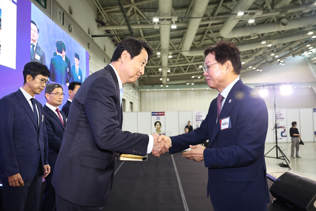 ▲비에이치아이, ‘2026년 경상남도 고용우수기업’ 인증서 수여식. 왼쪽부터 조갑래 비에이치아이 상무이사, 박완수 경상남도 도지사(비에이치아이 제공)