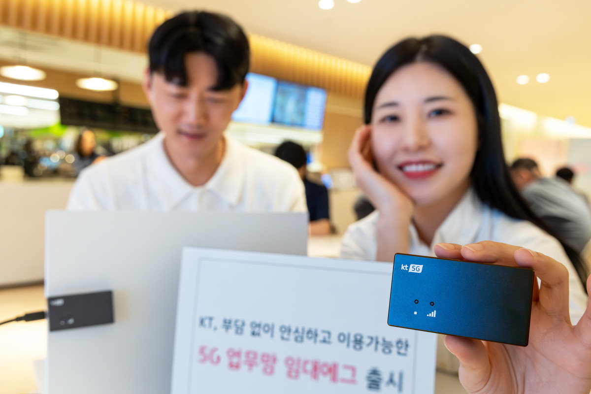 ▲KT가 단말 구매에 대한 초기 부담 없이 안전한 5G 업무환경을 구축하고, 개통부터 운영, 장애 대응까지 통합으로 지원하는 ‘5G 업무망 임대에그’를 출시했다고 17일 밝혔다. KT 모델이 ‘5G 업무망 임대에그’를 소개하는 모습. (사진제공=KT)