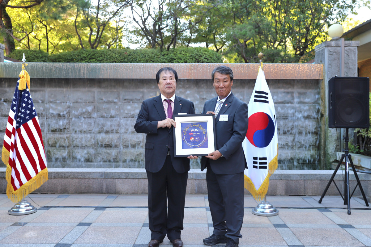▲우오현 SM그룹 회장(왼쪽)과 임호영 한미동맹재단 회장(전 한미연합군사령부 부사령관)이 16일 서울 용산구 드래곤힐 세이블스에서 열린 한미동맹재단∙주한미군전우회 후원기업 간담회에서 후원기업인증패를 들고 기념촬영을 하고 있다. (사진=SM그룹)
