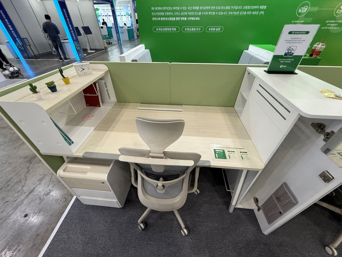 ▲코아스가 ‘2026 탄소중립 EXPO’에서 선보인 탄소저장 업무공간 ‘RE-BORN OFFICE’ (코아스 제공)
