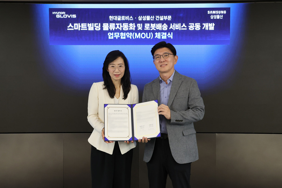 ▲한규헌 현대글로비스 미래혁신기술센터장(오른쪽)과 조혜정 삼성물산 DxP본부장이 16일 현대글로비스 본사에서 ‘스마트빌딩 물류자동화 및 로봇배송 서비스 공동 개발과 관련한 업무협약(MOU)'을 맺고 기념촬영을 하고 있다. (사진=현대글로비스)