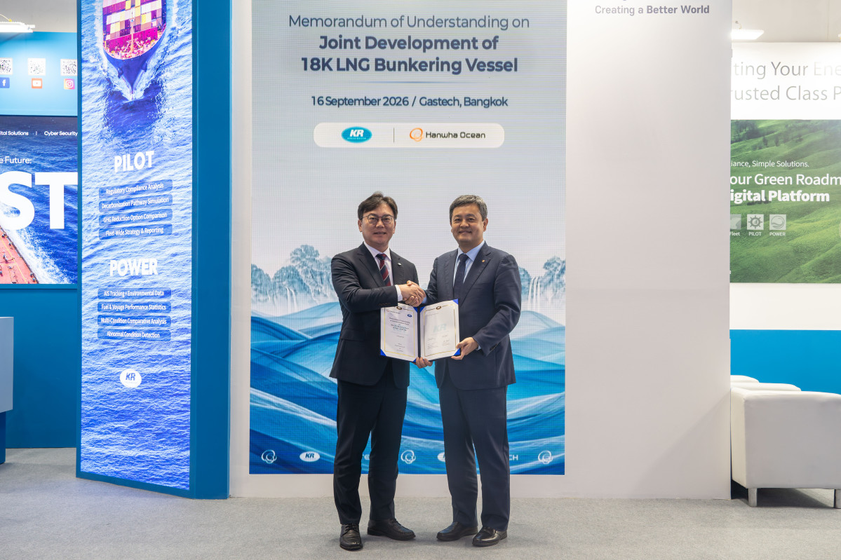 ▲△ 9월 16일 방콕에서 개최 중인 ‘가스텍(Gastech) 2026’에서 KR 연규진 부사장(왼쪽)과 한화오션 강상돈 전무(오른쪽)가 18K LNG 벙커링선 공동개발을 위한 MOU를 체결하고 기념촬영을 하고 있다. (사진제공=한국선급)