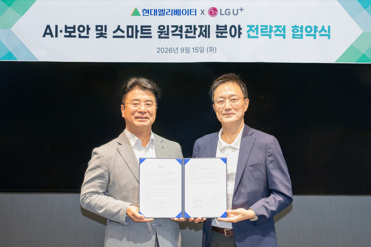 ▲15일 서울 종로구 현대그룹빌딩에서 열린 '스마트 원격관제 플랫폼을 위한 무선서비스 및 AI·보안 분야 협력을 위한 업무협약식'에서 임장혁 LG유플러스 엔터프라이즈고객그룹장(오른쪽)과 최석규 현대엘리베이터 서비스사업본부장이 기념사진을 촬영하고 있다. (사진제공=LG U+)