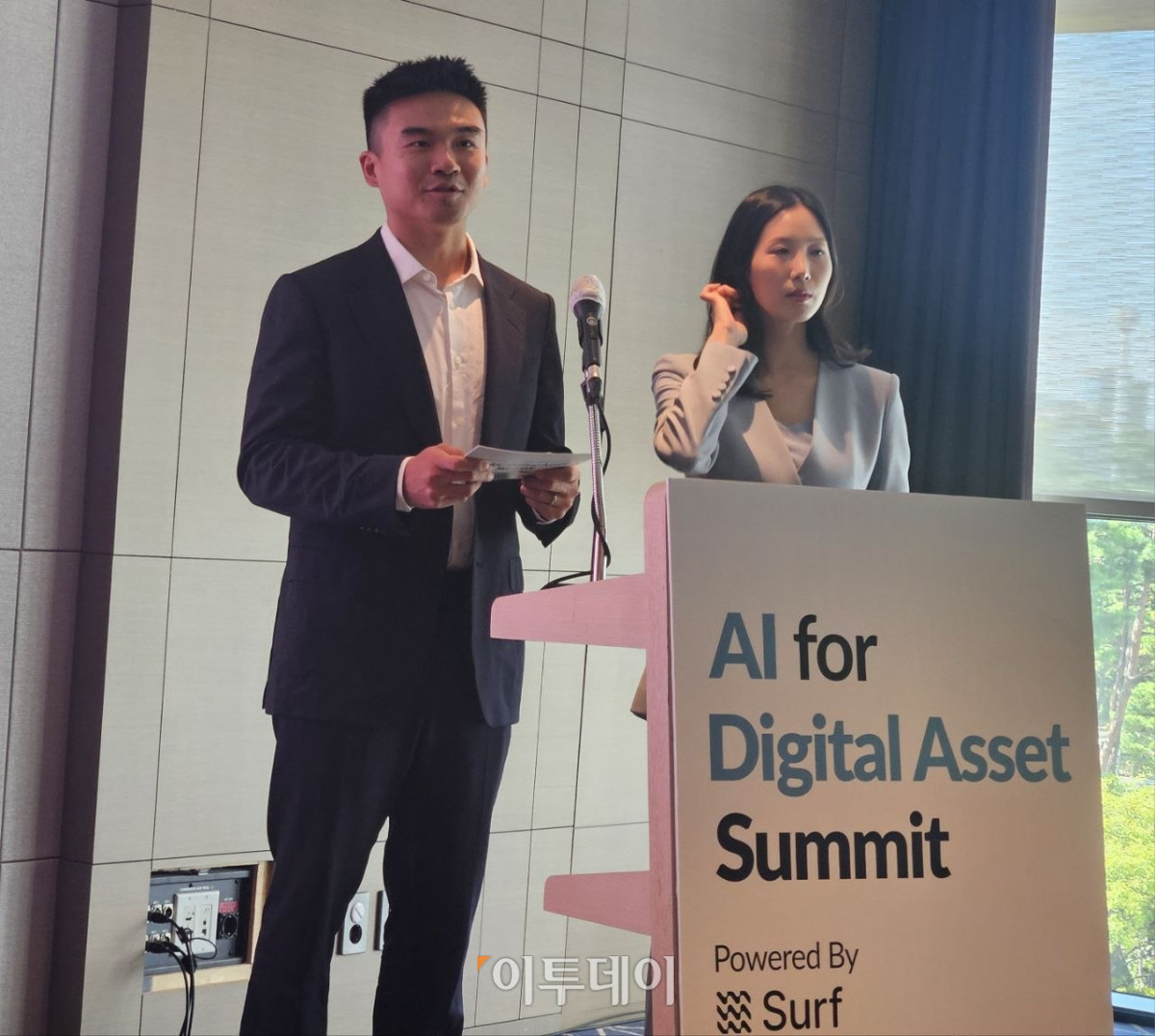 ▲라이언 리(Ryan Li) 서프(Surf AI) 대표(CEO)(사진 왼쪽)와 박서현 서프 한국 총괄(사진 오른쪽)이 17일 서울 소피텔에서 열린 '2026 디지털 자산 AI 써밋'에서 발언하고 있다. (박정호 기자 godot@)