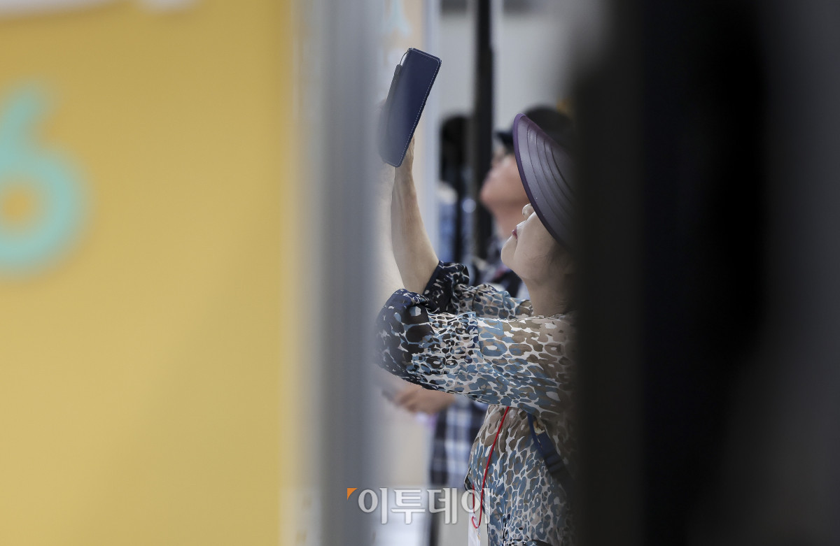 ▲17일 서울 서초구 aT센터 제1전시장에서 열린 '서울시 시니어 일자리 박람회 2026'을 찾은 고령층 구직자들이 채용게시판을 살펴보고 있다. 이날 열리는 박람회에는 실제 시니어 채용 수요가 있는 81개 기업이 참여한다. 돌봄·요양, 교육·서비스, 운송·물류, 사무·행정 등 다양한 분야 일자리를 만날 수 있다. 고성준 기자 joonko1@