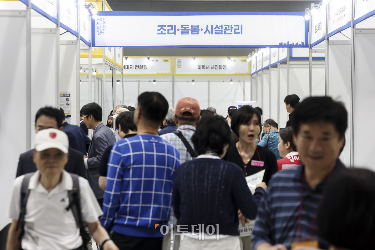 ▲17일 서울 서초구 aT센터 제1전시장에서 열린 '서울시 시니어 일자리 박람회 2026'을 찾은 고령층 구직자들이 채용게시판을 살펴보고 있다. 이날 열리는 박람회에는 실제 시니어 채용 수요가 있는 81개 기업이 참여한다. 돌봄·요양, 교육·서비스, 운송·물류, 사무·행정 등 다양한 분야 일자리를 만날 수 있다. 고성준 기자 joonko1@