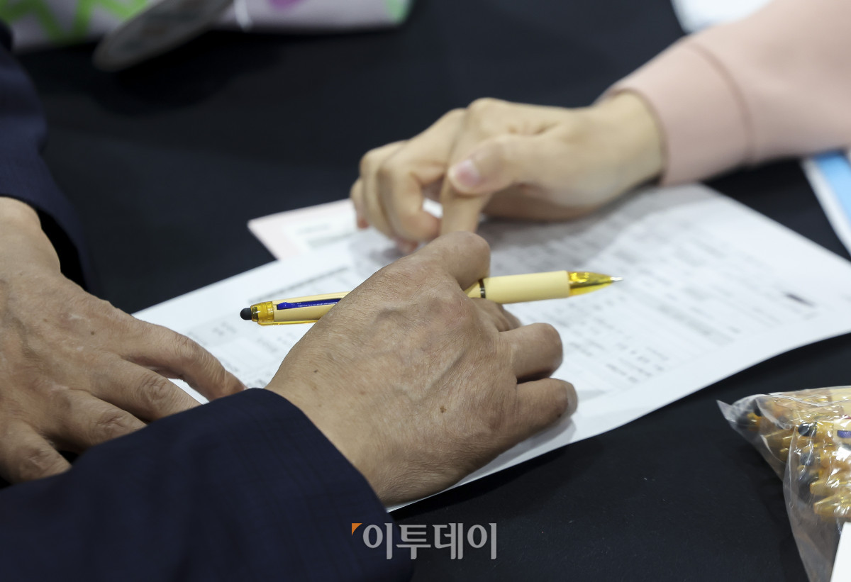 ▲17일 서울 서초구 aT센터 제1전시장에서 열린 '서울시 시니어 일자리 박람회 2026'을 찾은 고령층 구직자들이 취업 관련 상담을 받고있다. 이날 열리는 박람회에는 실제 시니어 채용 수요가 있는 81개 기업이 참여한다. 돌봄·요양, 교육·서비스, 운송·물류, 사무·행정 등 다양한 분야 일자리를 만날 수 있다. 고성준 기자 joonko1@