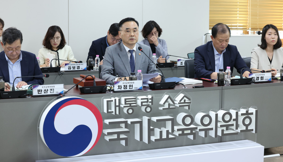 ▲차정인 국가교육위원회 위원장이 4일 오후 서울 종로구 정부서울청사에서 열린 위원회 2026년 제9차 회의(임시회)에서 국민의례 하고 있다. (연합뉴스)