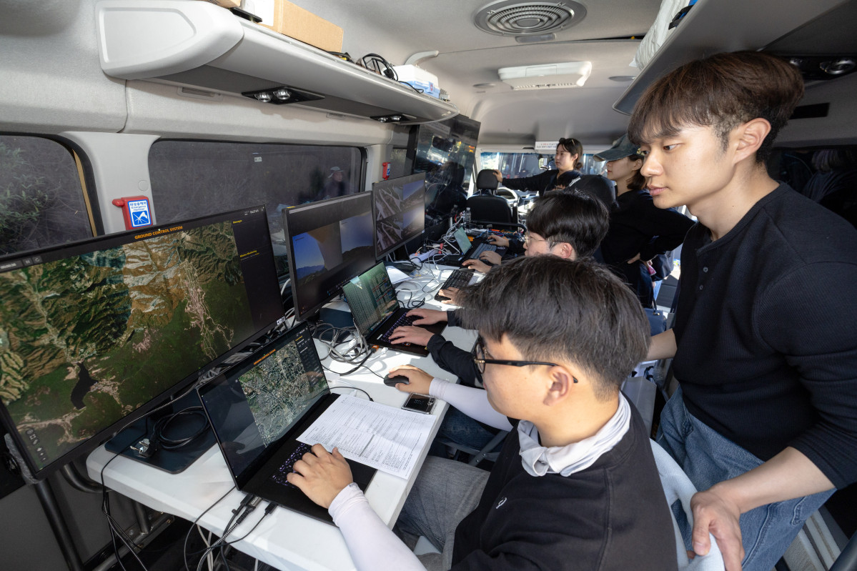 ▲16일 경기 포천 승진훈련장에서 열린 '2026 국방 드론 기술전'에서 대한항공이 AI 드론 군집비행·군집타격 기술을 시연하는 모습 (사진=대한항공)
