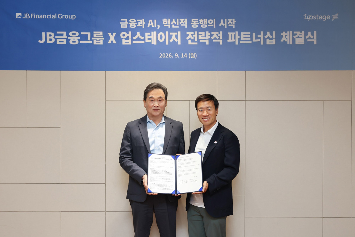 ▲JB금융그룹 김기홍 회장(왼쪽)과 업스테이지 김성훈 대표가 기념 사진을 찍고 있다. (JB금융)