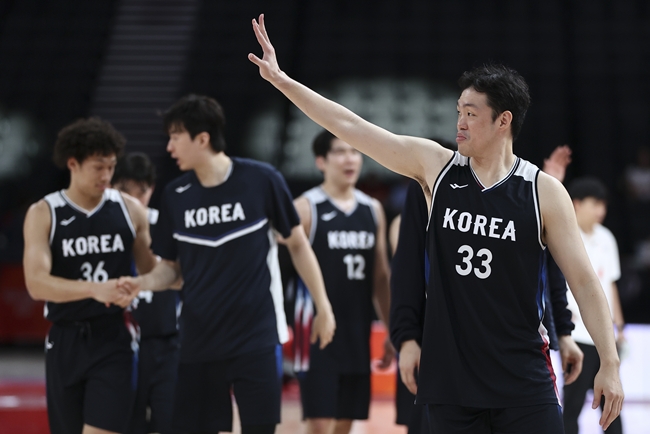 ▲16일 일본 나고야 아이치 인터내셔널 아레나에서 열린 2026 아이치·나고야 아시안게임 남자 농구 대한민국 대 요르단 8강전. 118대 80으로 승리한 대한민국 대표팀이 기뻐하고 있다. (연합뉴스)
