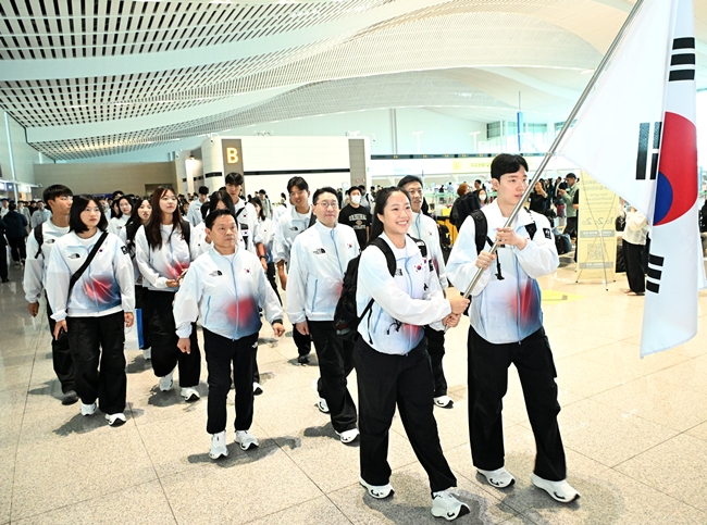 ▲출국 기수로 나선 신유빈(탁구), 서승재(배드민턴) 선수. (사진제공=대한체육회)