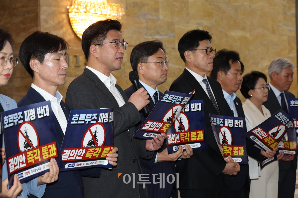 ▲17일 서울 여의도 국회 로텐더홀에서 개혁진보 4당이 호르무즈 파병 반대 피켓팅을 하고 있다. 이날 조현 외교부 장관은 한미 외교장관회담을 위해 출국하기 전 취재진과 만나 미국이 요청한 호르무즈 해협 파병 문제에 대해 "아직 정해지지 않았고 여러 가지 요소들을 감안해 검토 중"이라고 말했다. 고이란 기자 photoeran@