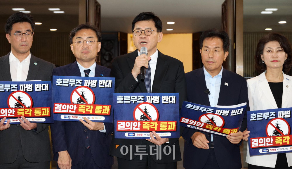 ▲17일 서울 여의도 국회 로텐더홀에서 개혁진보 4당이 호르무즈 파병 반대 피켓팅을 하고 있다. 이날 조현 외교부 장관은 한미 외교장관회담을 위해 출국하기 전 취재진과 만나 미국이 요청한 호르무즈 해협 파병 문제에 대해 "아직 정해지지 않았고 여러 가지 요소들을 감안해 검토 중"이라고 말했다. 고이란 기자 photoeran@