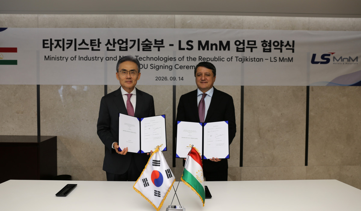 ▲심현석 LS MnM 부사장(왼쪽)과 셰랄리 카비르 타지키스탄 공화국 산업신기술부 장관이 14일, 업무협약을 체결한 뒤 기념촬영을 하고 있다. (사진=LS)