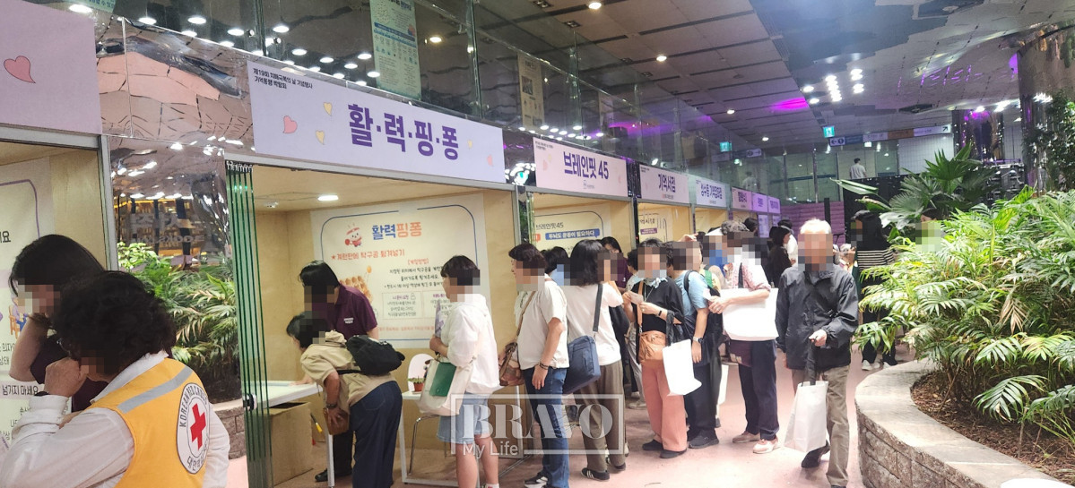 ▲17일 서울 종각역에 위치한 태양의 정원에 마련된 ‘기억동행 박람회’ 행사 현장. 서지희 기자 jhsseo@