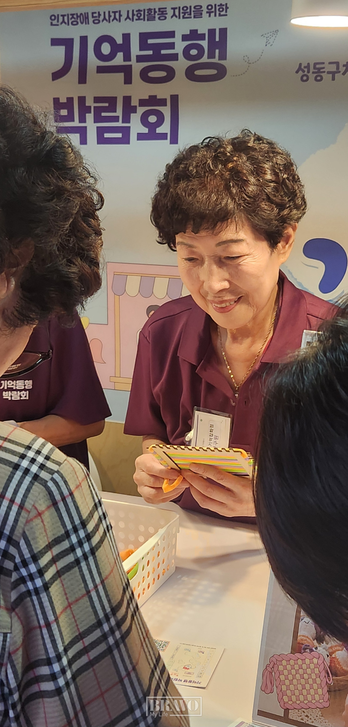 ▲성수동 기억잡화점’에 참여해 방문객들에게 굿즈를 설명하고 있는 강숙희 씨. 서지희 기자 jhsseo@. 서지희 기자 jhsseo@