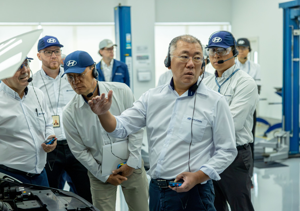 ▲정의선 회장이 현대차 브라질공장 임직원들과 차량 품평을 진행하고 있다. (사진=현대자동차그룹)