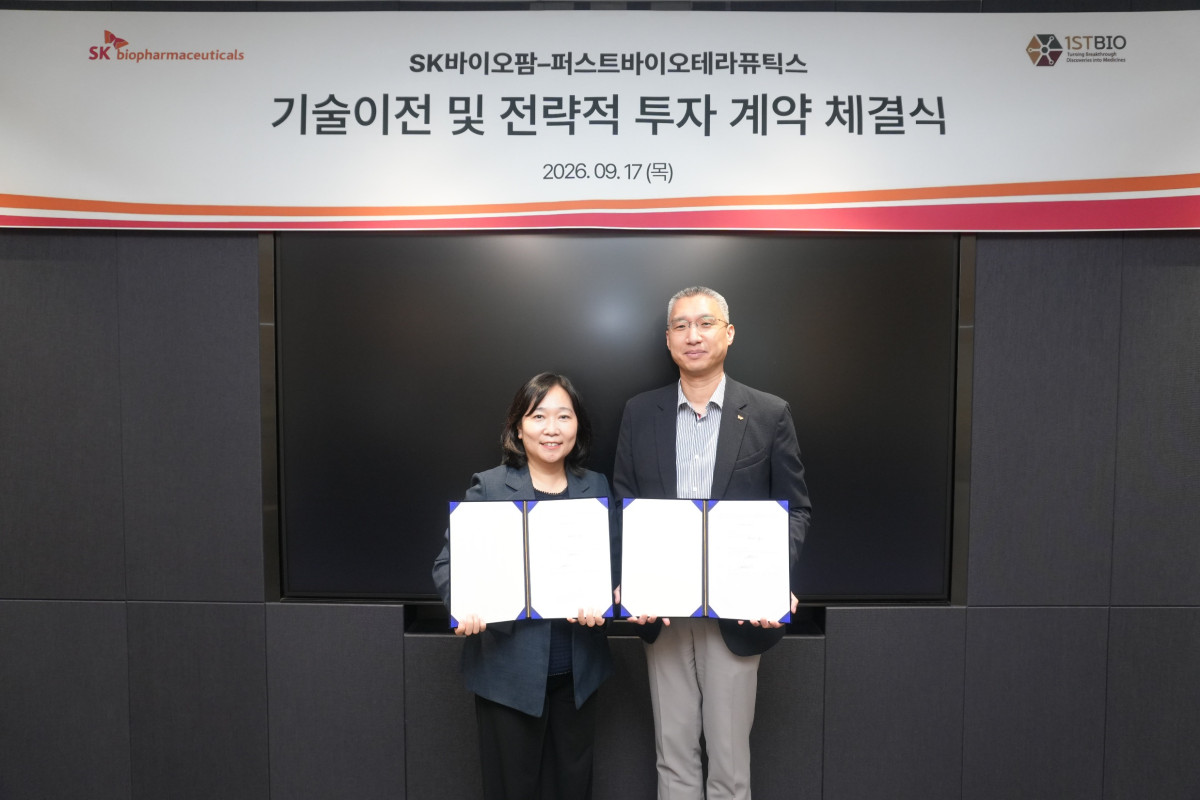 ▲유창호 SK바이오팜 전략부문장(오른쪽)과 김재은 퍼스트바이오테라퓨틱스 대표가 SK바이오팜 판교 사옥에서 파킨슨병 신약 후보물질 도입 계약 체결 후 기념촬영을 하고 있다. (사진제공=SK바이오팜)