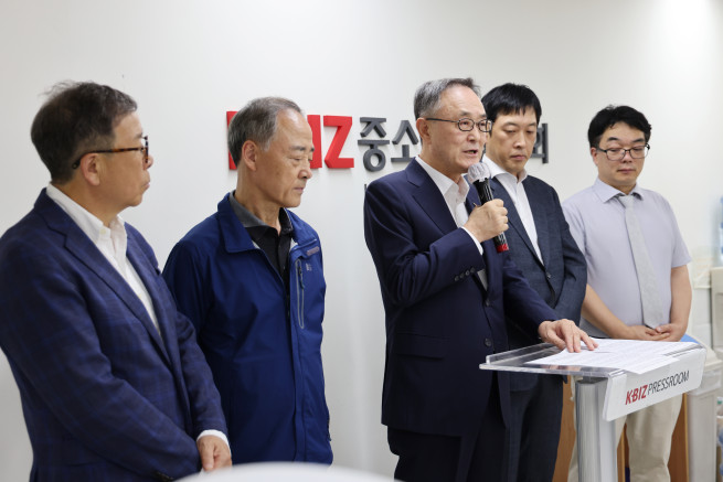 ▲소상공인 5개 단체 관계자들이 17일 서울 여의도 중소기업중앙회에서 배달 플랫폼 관련 입장을 발표하고 있다. (사진제공=소상공인연합회)
