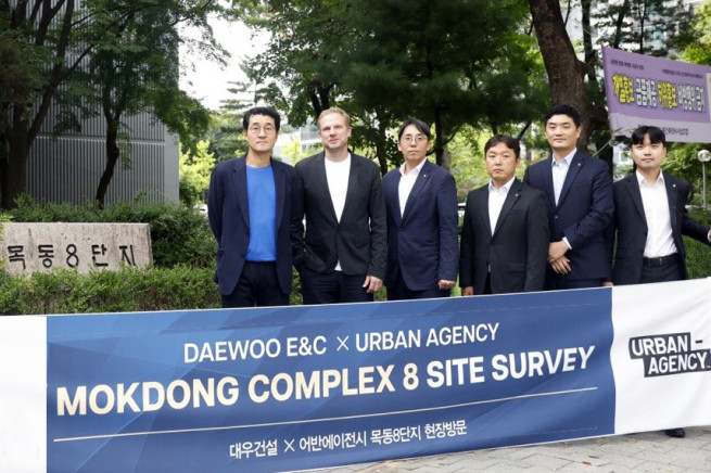 ▲목동8단지를 방문한 대우건설과 어반 에이전시 관계자들이 기념 촬영을 하고 있다. (사진제공=대우건설)