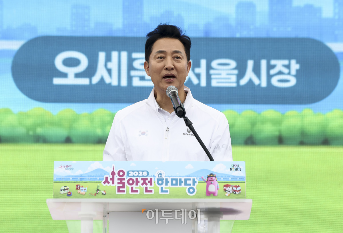 ▲오세훈 서울시장이 17일 오후 서울 영등포구 여의도공원 문화의마당에서 열린 '서울안전한마당 안전다짐식'에서 인사말을 하고 있다. 이날 행사는 시민의 안전한 일상을 통해 삶의 질이 향상되는 서울을 만들어가자는 의미로 마련됐다. 고성준 기자 joonko1@