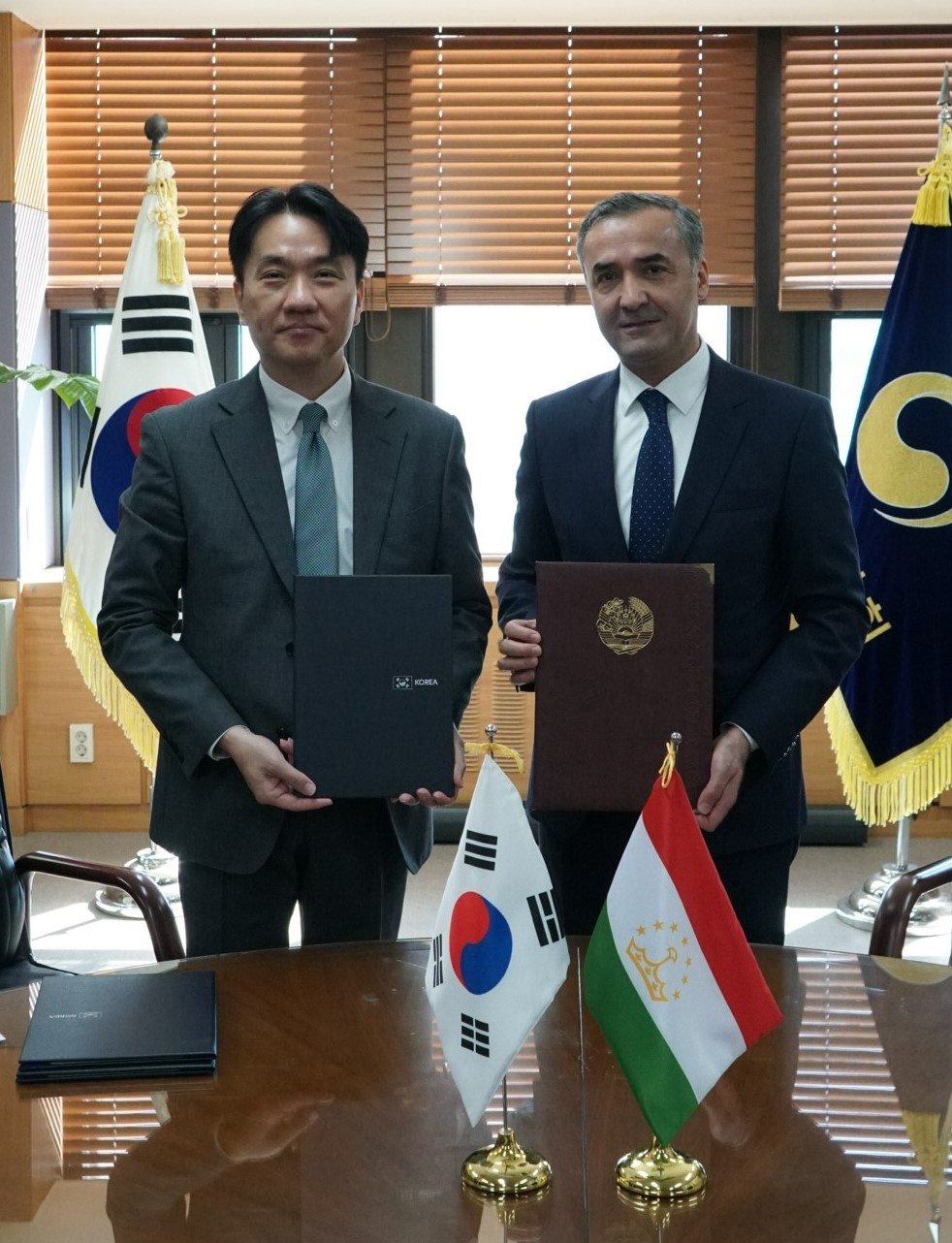 ▲금융정보분석원, 타지키스탄 국립은행과 정보교환 협력을 위한 양해각서(MOU) 체결 (사진=금융위원회)