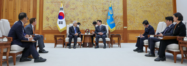 ▲이재명 대통령이 17일 청와대에서 파티 비롤 국제에너지기구(IEA) 사무총장을 접견하고 있다. (연합뉴스)