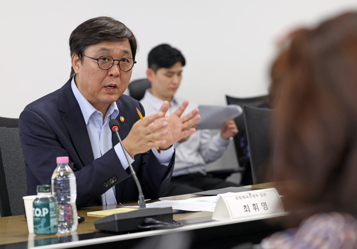 ▲최휘영 문화체육관광부 장관이 17일 서울 종로구 국립현대미술관 서울관에서 열린 문화예술정책자문위원회 연극 분과 제4차 회의에서 27년 정부 예산안 편성 결과와 지원 방향을 공유하고, 사업 추진 방향과 협력 방안을 함께 논의하고 있다.