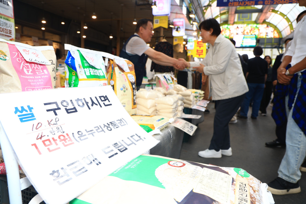 ▲송미령 농림축산식품부 장관이 추석 성수품 수급 동향과 전통시장 온누리상품권 환급행사 추진 상황을 점검하기 위해 17일 서울 신영시장을 찾아 상인과 악수를 나누고 있다. (사진제공=농림축산식품부)