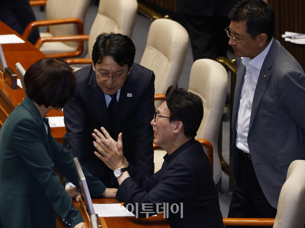▲김민석 더불어민주당 대표가 17일 서울 여의도 국회에서 열린 본회의에서 동료 의원들과 대화하고 있다. 고이란 기자 photoeran@