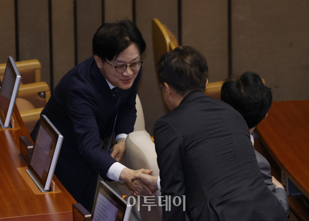 ▲김정관(왼쪽) 산업통상부 장관이 17일 서울 여의도 국회에서 열린 본회의에서 이진수 법무부 장관 직무대행(차관)과 인사하고 있다. 고이란 기자 photoeran@