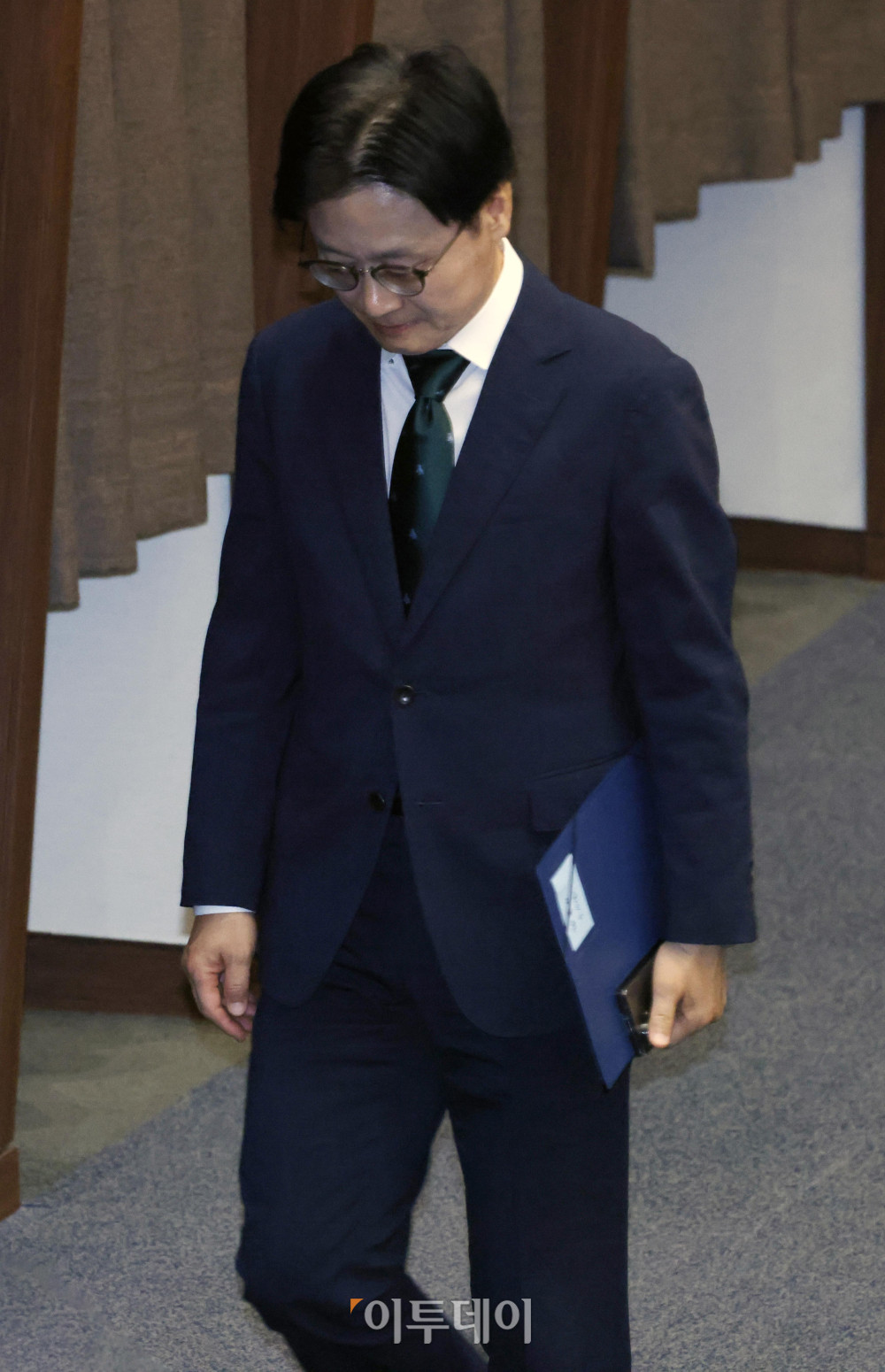 ▲김정관 산업통상부 장관이 17일 서울 여의도 국회 본회의에서 퇴장하고 있다. 고이란 기자 photoeran@