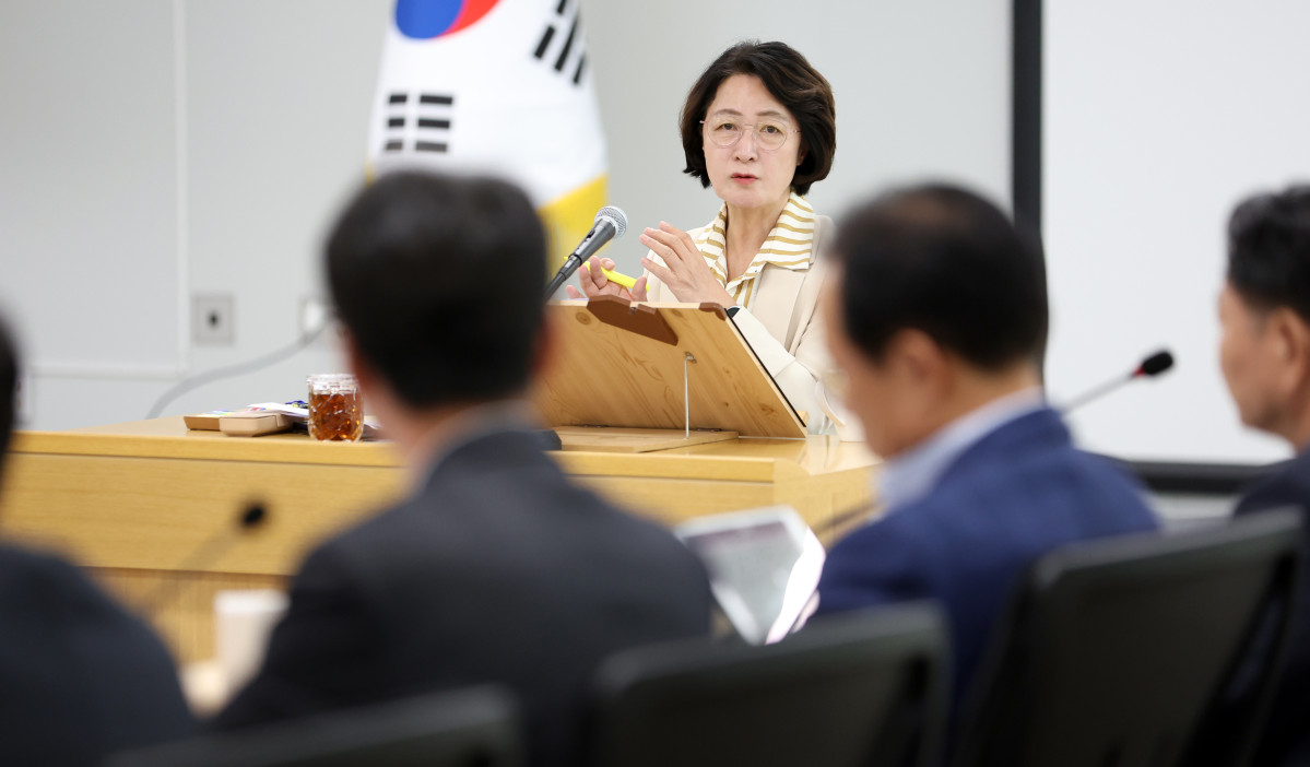 ▲16일 추미애 경기도지사가 최근 논란이 되고 있는 경기도 재정적자 원인에 대해 민선 8기 동안 예산을 쓰는 부서와 예산을 마련하는 부서 사이 소통이 부족했다고 진단하고 경기도의회와 실·국장 간 소통을 강조했다. (경기도)
