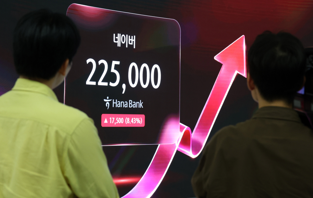 ▲7월 27일 서울 중구 하나은행 딜링룸 전광판에 네이버 주가가 표시되고 있다. 이날 네이버는 엔비디아를 대상으로 10억 달러(약 1조4809억원) 규모의 제3자배정 유상증자를 결정했다고 공시했다. 주가는 전 거래일보다 1만7500원(8.43%) 급등한 22만5000원에 마감했다. 고이란 기자 photoeran@ (이투데이DB)