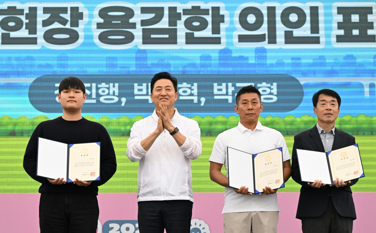 ▲오세훈 시장이 17일 여의도공원 문화의마당에서 열린 ‘서울안전한마당 안전다짐식’에서 ‘재난현장 용감한 의인’ 수상자들과 기념촬영 중이다. (서울시)