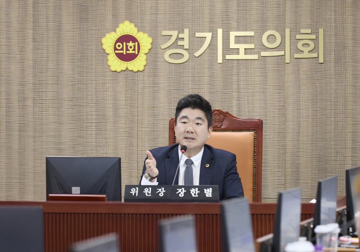 ▲장한별 경기도의회 의회운영위원장이 16일 경기도지사 및 경제부지사 보좌기관 업무보고에서 경기도 산후조리비 지원 종료에 따른 10~12월 출산가정의 지원 공백 문제를 질의하고 있다. (경기도의회)