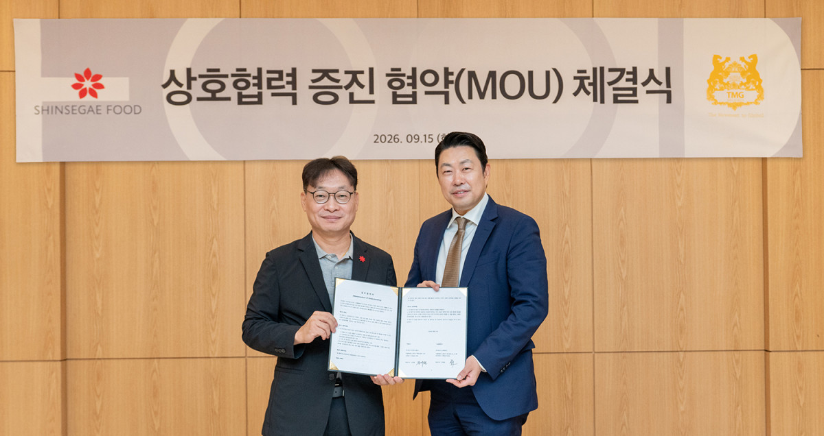 ▲15일 서울 성동구 신세계푸드 본사에서 신세계푸드 임형섭 대표(왼쪽)와 티엠지홀딩스 김재원 대표(오른쪽)가 프리미엄 원재료를 활용한 상품 개발 및 유통 확대를 위한 업무협약을 체결했다. (사진제공=신세계푸드)
