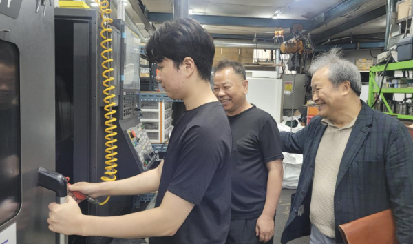 ▲삼호정밀 후계자가 서울 문래동 사업장에서 가공설비를 확인하고 있다. (사진제공=한국가업승계협회)
