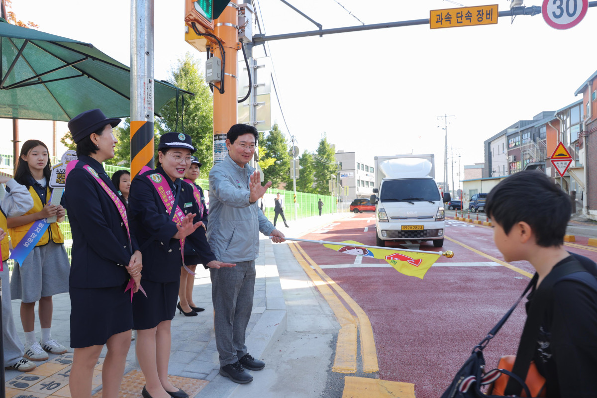▲이상일 용인특례시장이 17일 오전 처인구 모현읍 능원초등학교 앞에서 학생의 등굣길을 살피며 교통지도에 참여하고 있다. 능원초 정문 앞에는 학부모 건의를 계기로 총 2억4000만원을 투입한 길이 52m, 폭 2.75m 규모의 승하차구역이 8월 31일 준공됐다. (용인특례시)