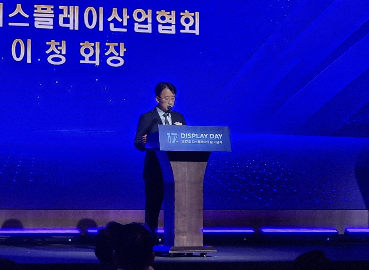 ▲이청 한국디스플레이산업협회장(삼성디스플레이 사장)이 17일 서울 송파구 롯데호텔월드에서 열린 ‘제17회 디스플레이의 날’ 기념식에서 환영사를 하고 있다. 손희정 기자sonhj1220@