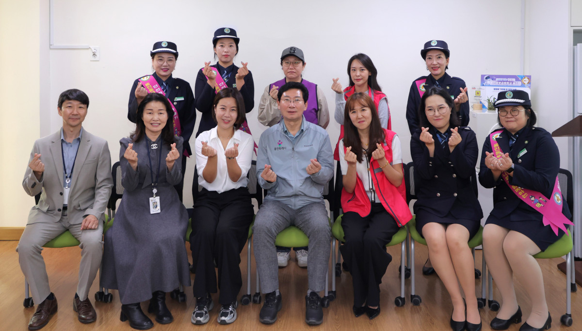 ▲이상일 용인특례시장과 능원초등학교, 학부모·교통안전 관계자들이 17일 등굣길 안전 캠페인을 마친 뒤 함께하고 있다. 이날 참석자들은 새 승하차구역 운영 상황을 살피고 학교 주변의 추가적인 교육환경 개선 방안도 논의했다. (용인특례시)