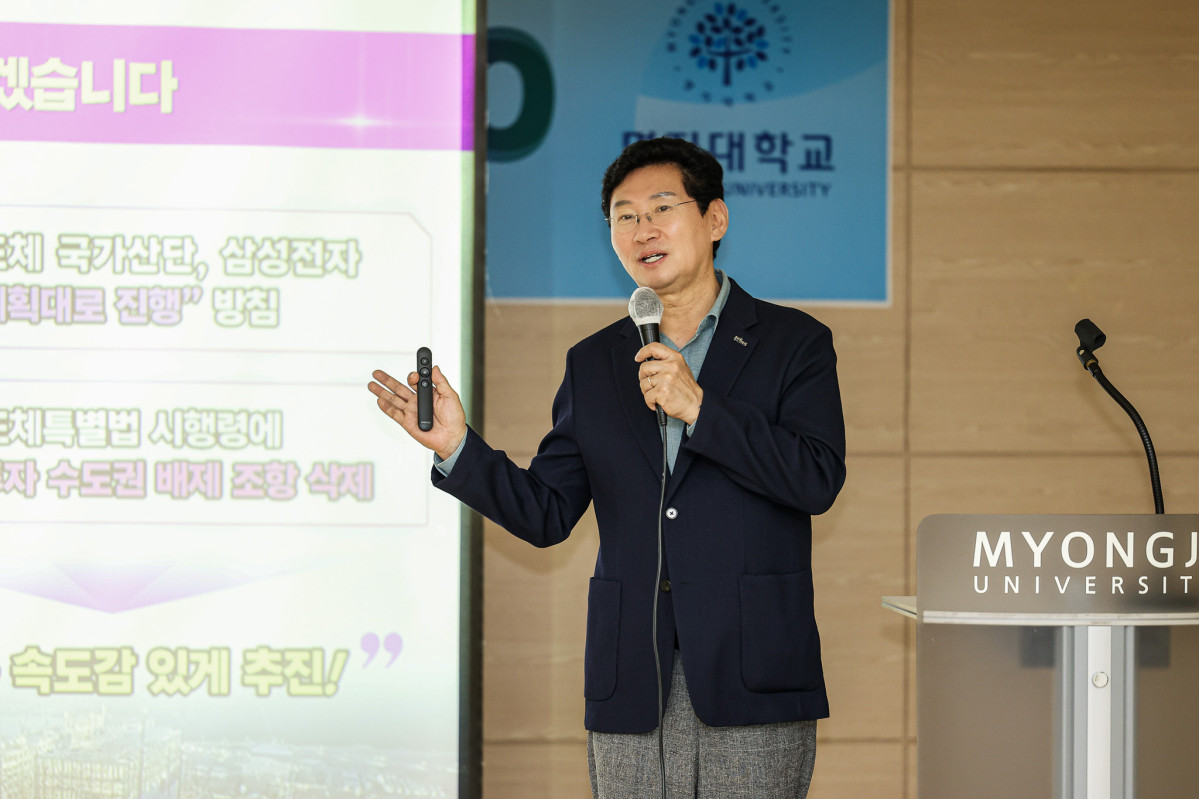 ▲이상일 용인특례시장이 17일 명지대학교에서 ‘2026 제9기 용인특례시 핵심리더과정’ 교육생 31명을 대상으로 ‘핵심리더와 함께 만드는 미래, 용인르네상스 2.0’을 주제로 특강하고 있다. 이 시장은 반도체 프로젝트와 교통망 확충, 복지·교육정책 등 민선 9기 주요 시정 구상을 설명했다. (용인특례시)