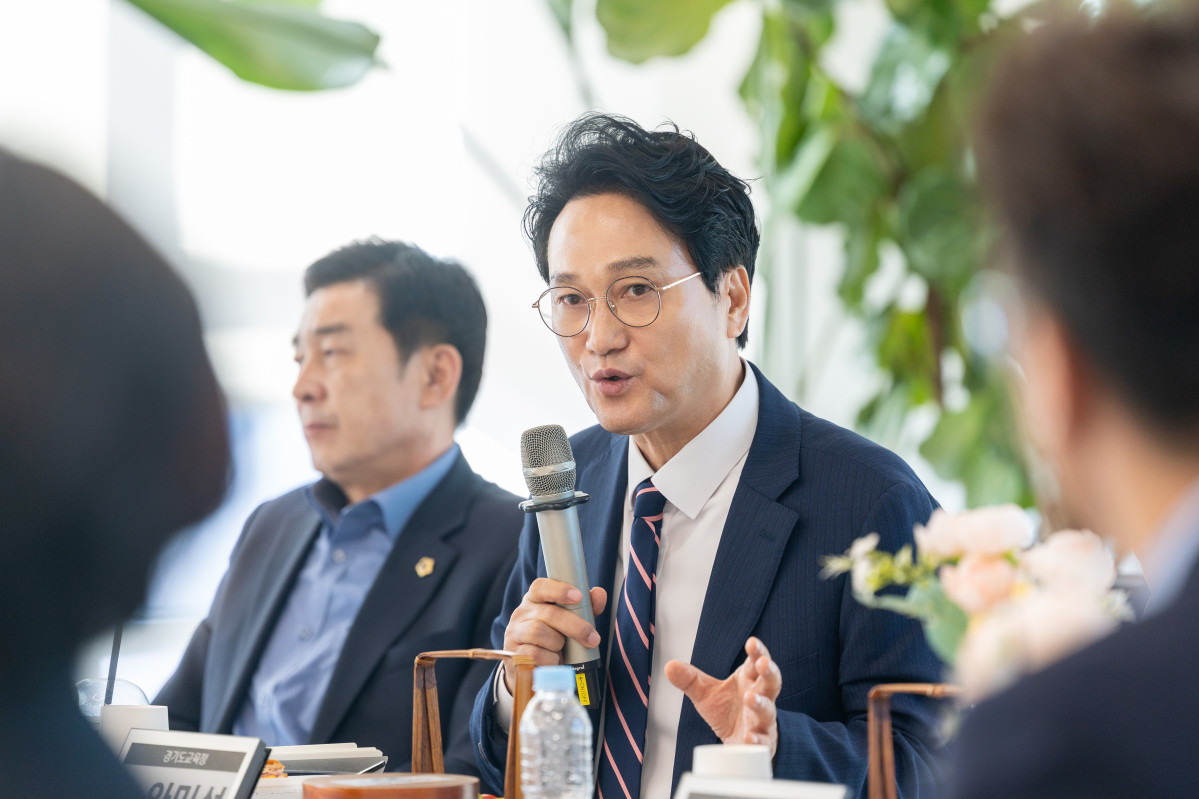 ▲안민석 경기도교육감이 17일 경기도의회 교육행정위원회와 조찬간담회에서 경기교육 현안을 논의하고 있다. 도교육청은 이날 지역교육생태계 구축과 교권보호단 운영을 위한 제도적 기반 마련에 도의회의 협조를 요청했다. (경기도교육청)