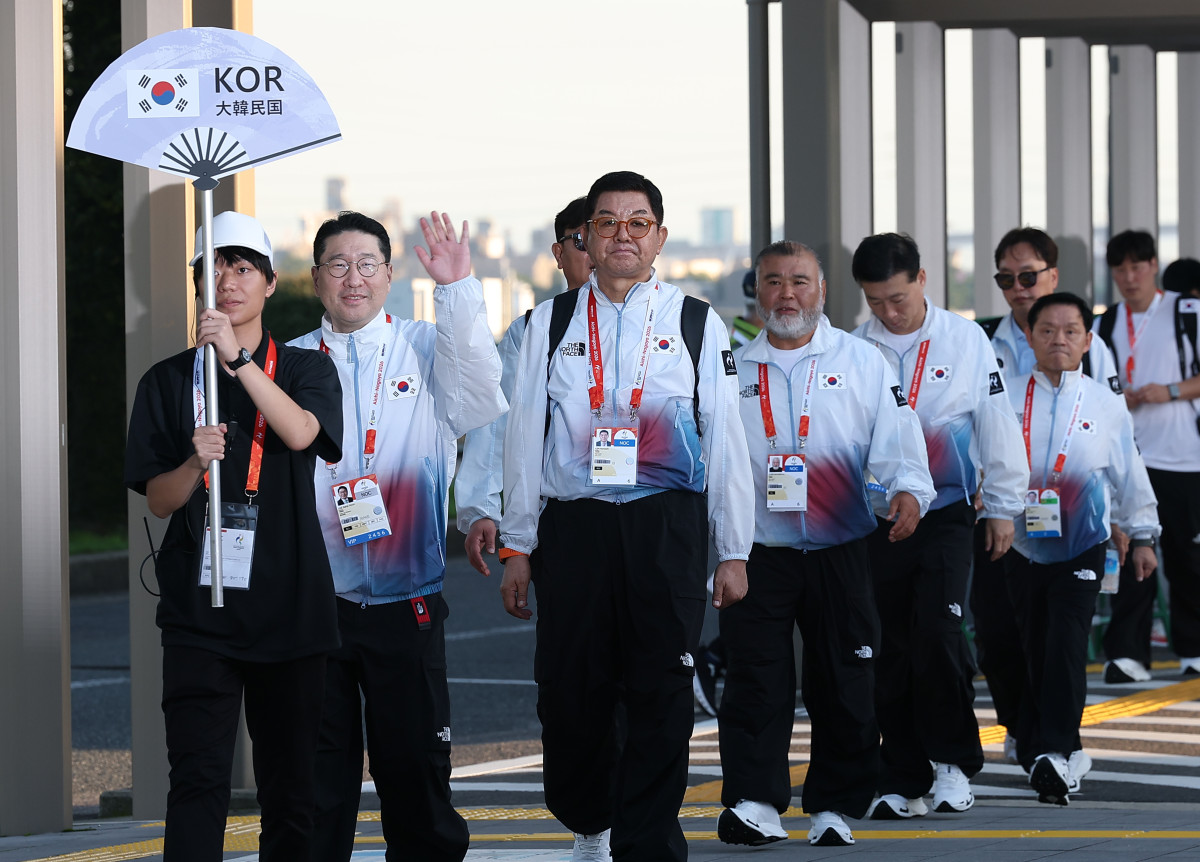 ▲2026 아이치·나고야 아시안게임 개막을 이틀 앞둔 17일 일본 나고야항 선수단 숙소 인근 광장에서 열린 대한민국 선수단 선수촌 환영행사에서 이상현 선수단장과 선수단 임원들이 입장하고 있다. (연합뉴스)