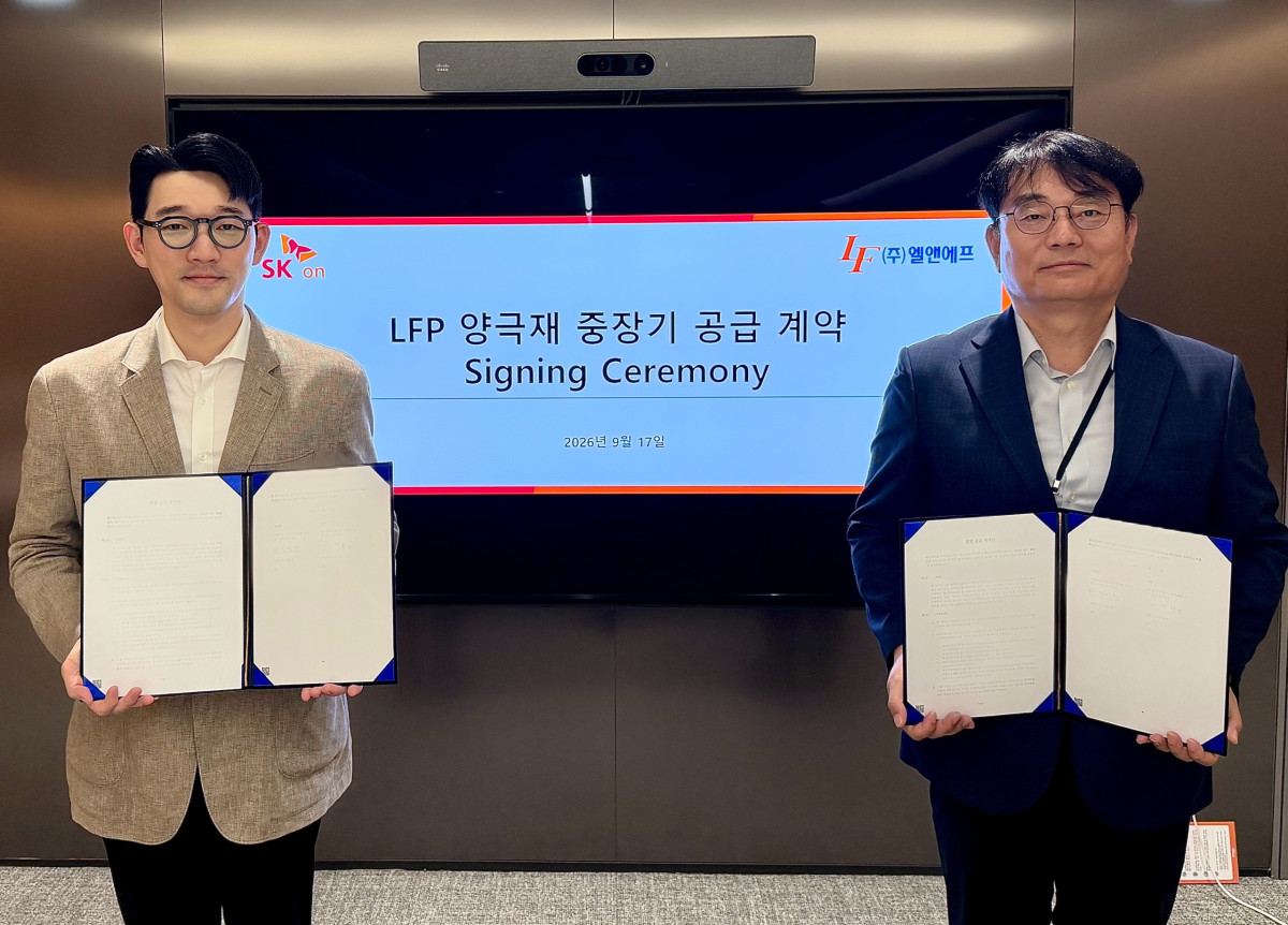 ▲김성탄 SK온 원소재구매실장(왼쪽)과 이병희 엘앤에프 최고운영책임자(COO)가 17일 서울 종로구 SK온 관훈캠퍼스에서 LFP 양극재 구매 계약 체결 후 기념촬영을 하고 있다. (사진=SK온)